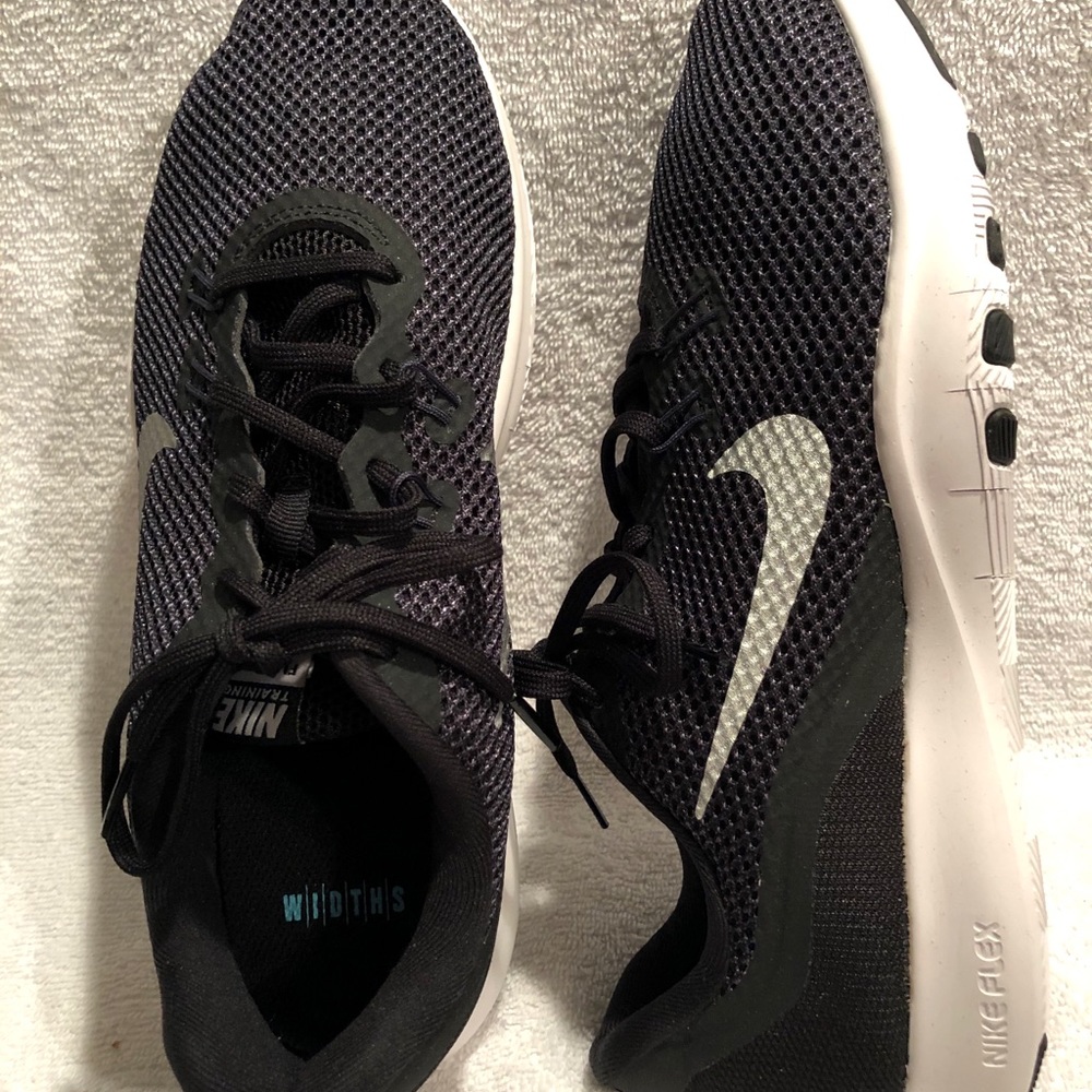 Nike women’s size 9 WIDE sneakers